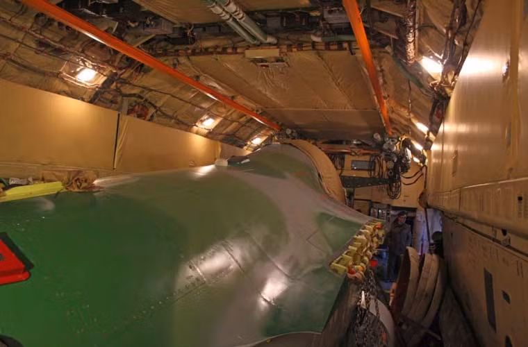 Trong ảnh là phần thân chiếc Yak-130 đầu tiên dành cho Không quân Belarus được tháo cánh nằm gọn trong khoang hàng máy bay Yak-130. Khi tới Lida, nó sẽ được kĩ thuật viên Nga lắp ráp lại.