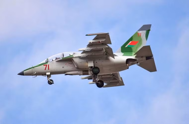 Nguồn tin cho biết thêm, Tổng công ty Irkut dự kiến sẽ cung cấp toàn bộ 4 máy bay huấn luyện chiến đấu Yak-130 cho Quân đội Belarus trong năm nay. Ngoài ra, Belarus sẽ cử đoàn cán bộ Quân chủng Phòng không - Không quân sang trung tâm đào tạo không quân ở Zhukovsky (Nga) để học tập sửa chữa, bảo dưỡng máy bay. Trong ảnh, chiếc Yak-130 đầu tiên dành cho Belarus mang số hiệu 71.