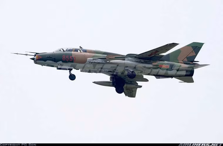 Giữa 2 mẫu Su-22UM3/UM3K chỉ khác nhau về hệ thống động cơ. Trong ảnh là máy bay huấn luyện 2 chỗ ngồi Su-22UM3 với động cơ phản lực R-29BS-300.
