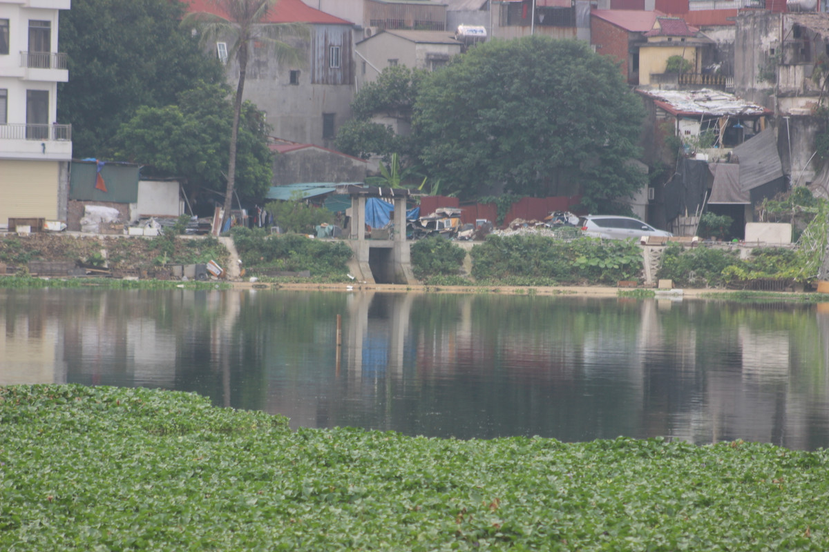 Dự án cải tạo hồ Linh Quang có từ năm 2004, tuy nhiên, do thiếu nguồn vốn và chậm giải phóng mặt bằng nên phải tạm dừng. Từ năm 2013 đến năm 2015 do chưa được thành phố bố trí vốn, dự án tạm dừng triển khai. Tình trạng chậm tiến độ của dự án gây ô nhiễm và ảnh hưởng đến người dân.