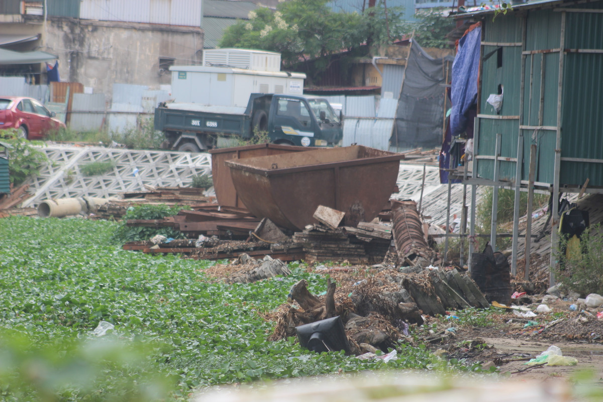 Công trường ngổn ngang, máy móc thi công công trình thì "đắp chiếu"