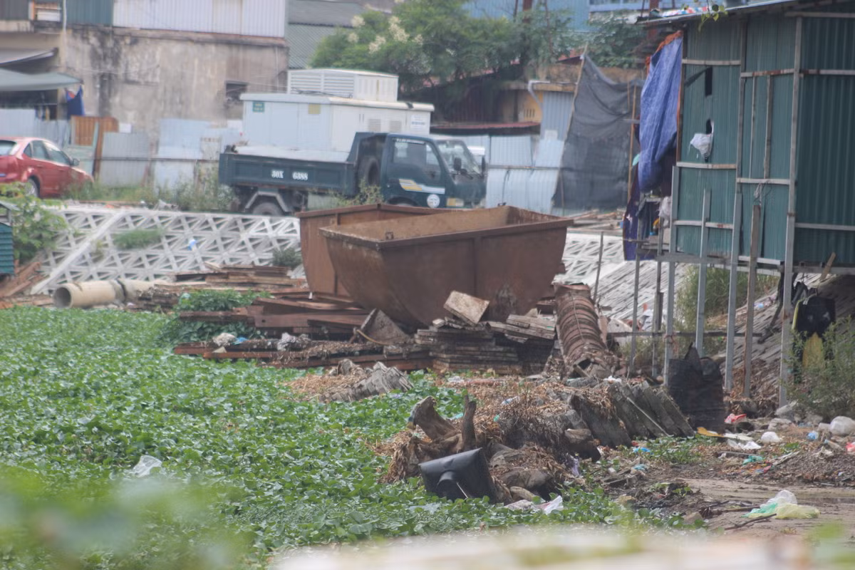 Công trường ngổn ngang, máy móc thi công công trình thì "đắp chiếu"