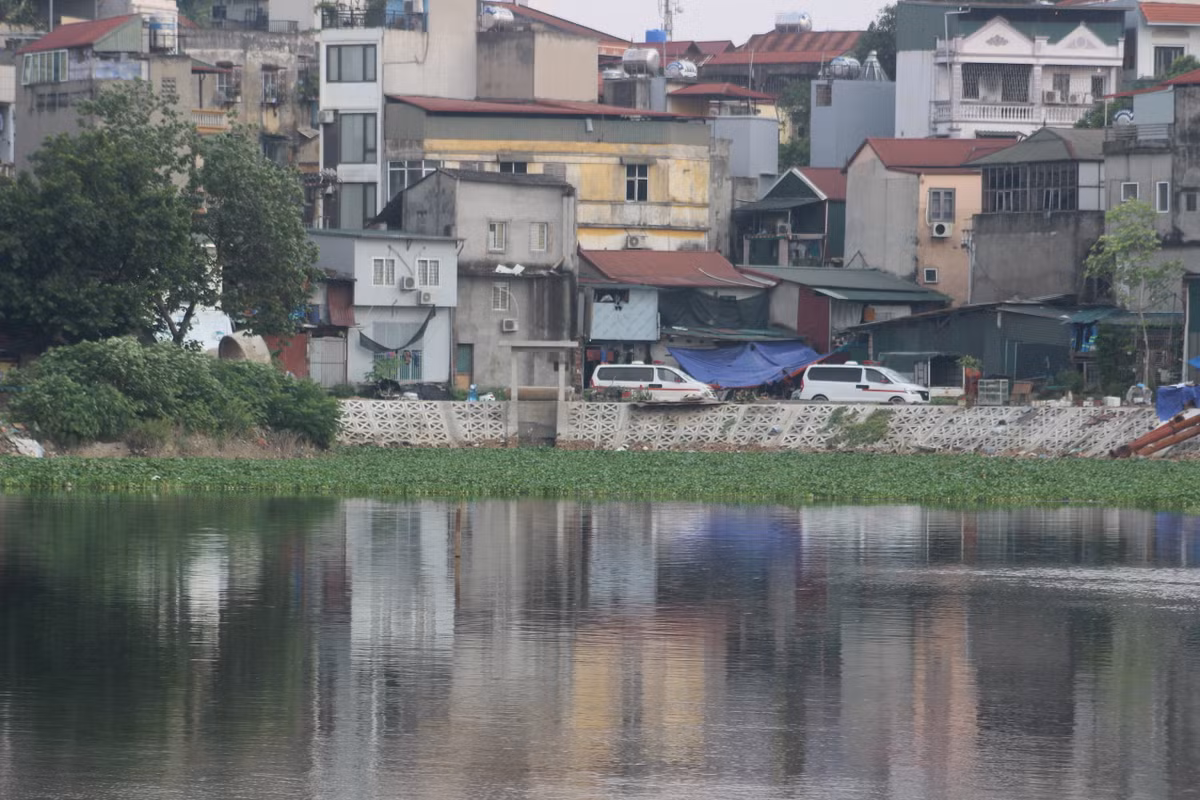 Mặt nước lòng hồ đen nghịt, bốc lên mùi hôi thối khó chịu.