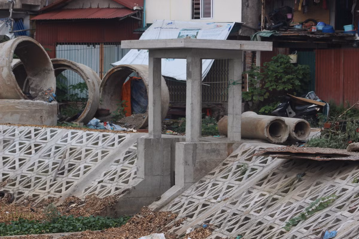 Theo tìm hiểu của PV, tháng 5/2020, BQLDA đã tổ chức họp lên ngành với UBND quận Đống Đa, Sở Xây dựng… để kiểm tra, xác nhận những tồn tại, khó khăn vướng mắc trong việc triển khai dự án. Đồng thời đưa ra mốc thời gian dự kiến hoàn thành, bàn giao dự án vào tháng 6/2021.