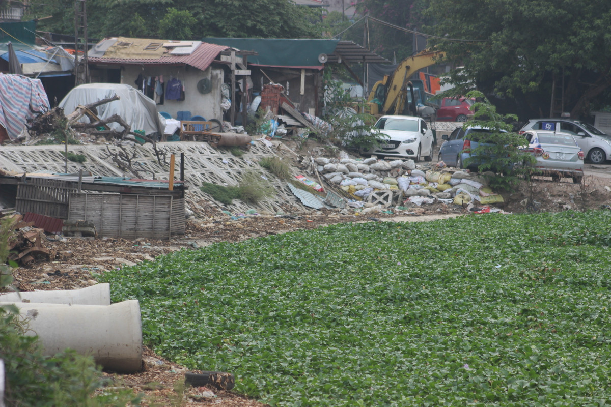 Công trường thi công dở được các công nhân tận dụng làm bãi trông giữ xe để thu phí...