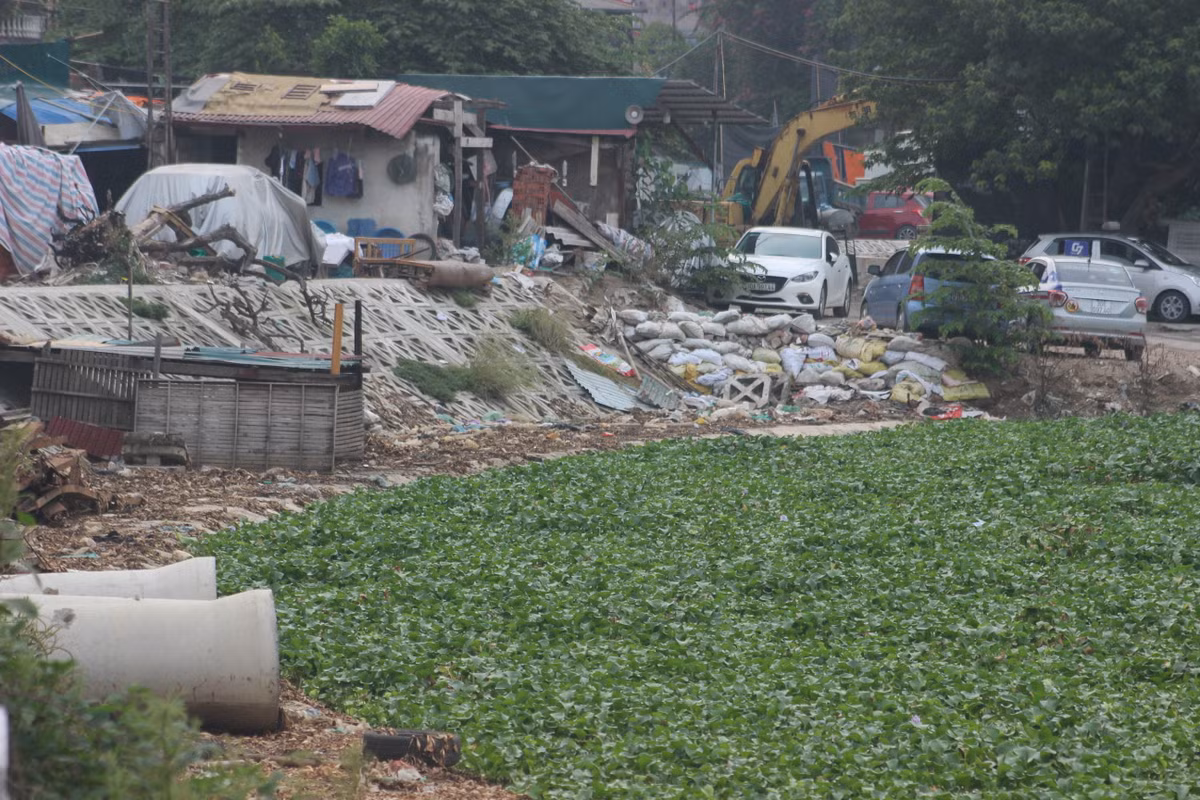 Công trường thi công dở được các công nhân tận dụng làm bãi trông giữ xe để thu phí...