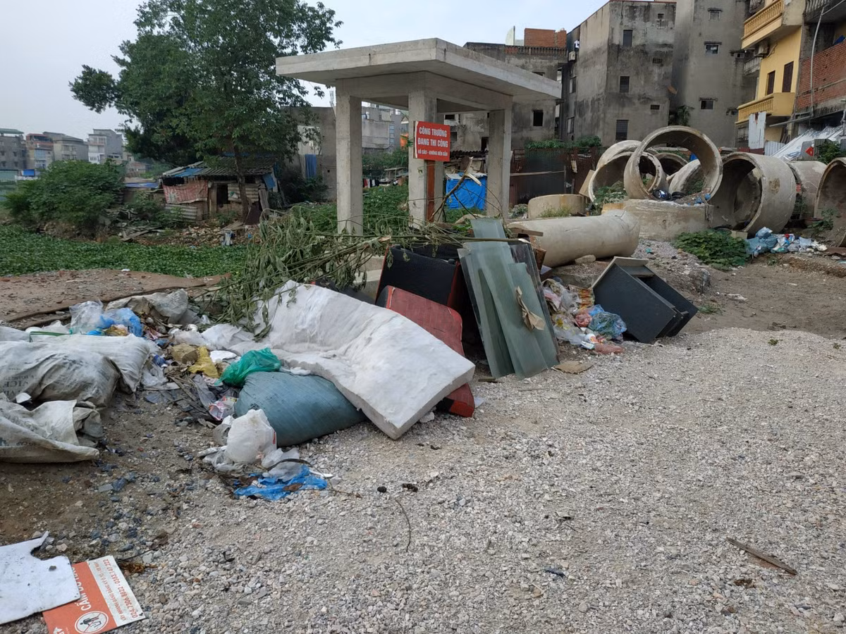 Ông Mạnh cho biết thêm: "Chúng tôi sống ở đây mấy chục năm và mong muốn hồ sẽ được cải tạo để cho người dân có chỗ vui chơi, tập thể dục. Nhưng giờ hồ vẫn tiếp tục ô nhiễm còn người dân thì chẳng biết kêu ai. Người dân quanh khu vực đều có nguyện vọng chung là làm sao cho hết ô nhiễm để cuộc sống bớt bị ảnh hưởng".