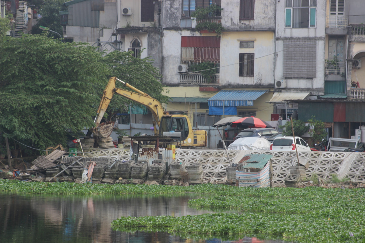 Anh Lâm người dân phường Văn Chương chia sẻ: “Việc hồ Linh Quang chậm triển khai nhiều năm gây ra hàng loạt vấn đề về ô nhiễm môi trường, vi phạm trật tự xây dựng… Rất mong các cấp chính quyền cũng như chủ đầu tư sớm triển khai, hoàn thiện để hồ Linh Quang được cải tạo xanh, sạch, đẹp theo đúng nguyện vọng của nhân dân”.