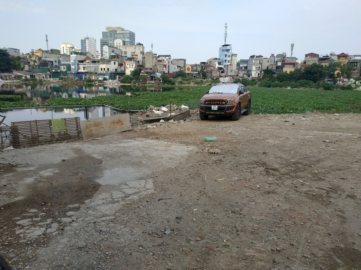 Ông Mạnh, một cư dân sống ngay sát hồ Linh Quang cho biết: “Dự án cải tạo đã có từ lâu, thời điểm bắt đầu dự án, đơn vị thi công đến làm được một góc hồ rồi không hiểu vì sao lại dừng. Theo kế hoạch thì trong năm nay, năm sau phải xong nhưng nhiều hộ còn chưa được đền bù xong, họ chưa chuyển đi đâu được".