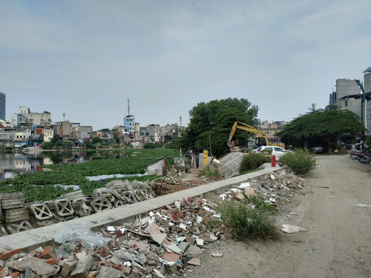 Đi dọc bờ hồ không thể tránh khỏi hố voi, ổ gà. Mùi hôi thối bốc lên rõ ràng, đặc biệt ngày nắng còn khó chịu hơn gấp bội. Các khu nhà tạm mọc ven hồ chưa được quy hoạch khiến cảnh quan hồ Linh Quang trở nên nhếch nhác, xấu xí.