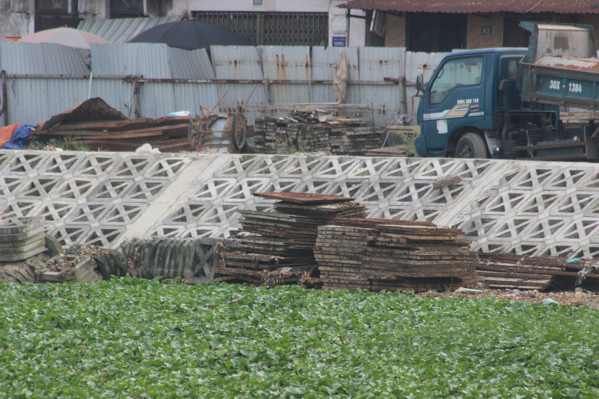 Khi được hỏi về tiến độ cải tạo hồ Linh Quang, nhiều cụ ông xung sống sung quanh hồ lắc đầu ngao ngán bởi dự án cải tạo một hồ không có diện tích quá lớn mà hơn 16 năm trời chưa xong.