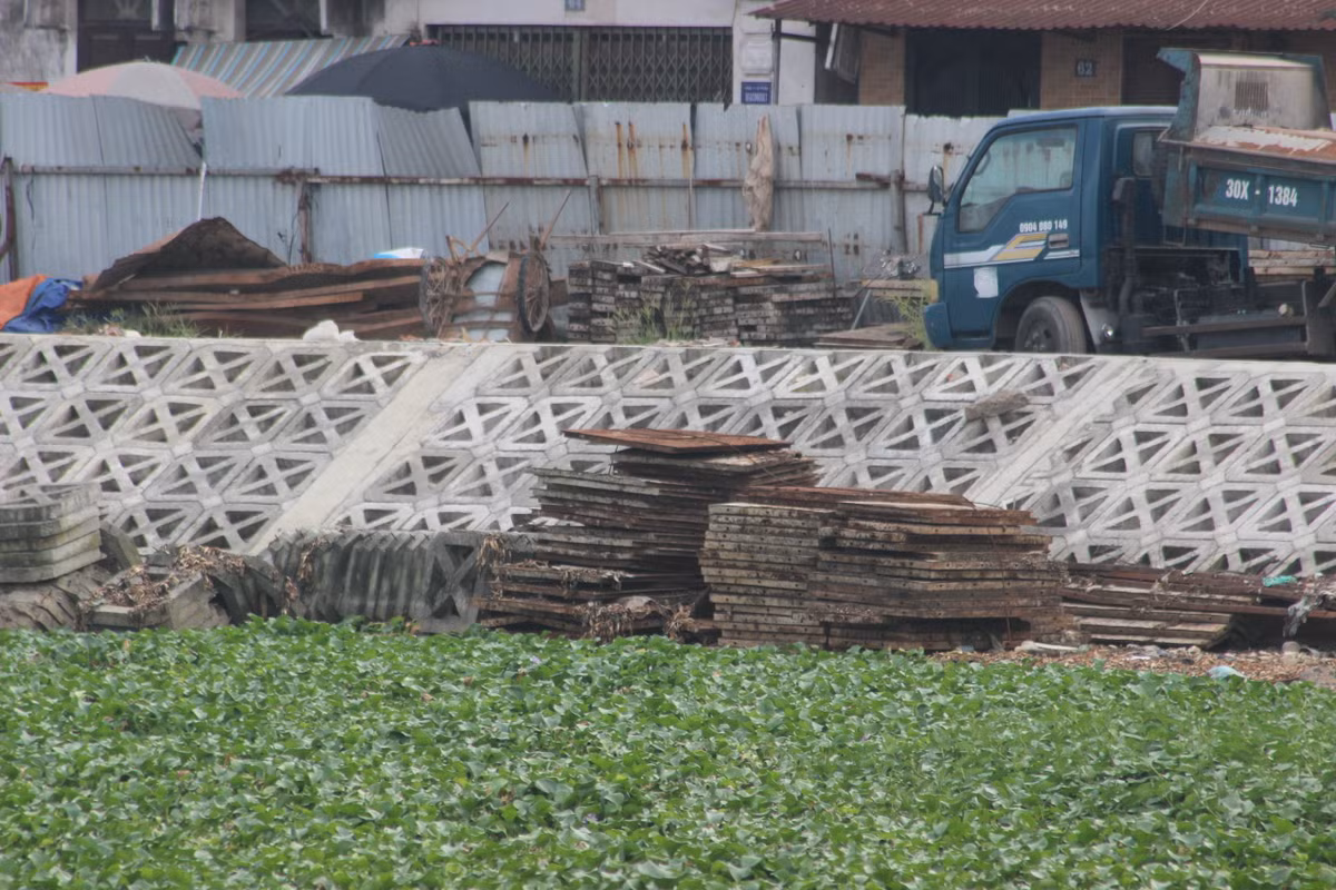 Khi được hỏi về tiến độ cải tạo hồ Linh Quang, nhiều cụ ông xung sống sung quanh hồ lắc đầu ngao ngán bởi dự án cải tạo một hồ không có diện tích quá lớn mà hơn 16 năm trời chưa xong.