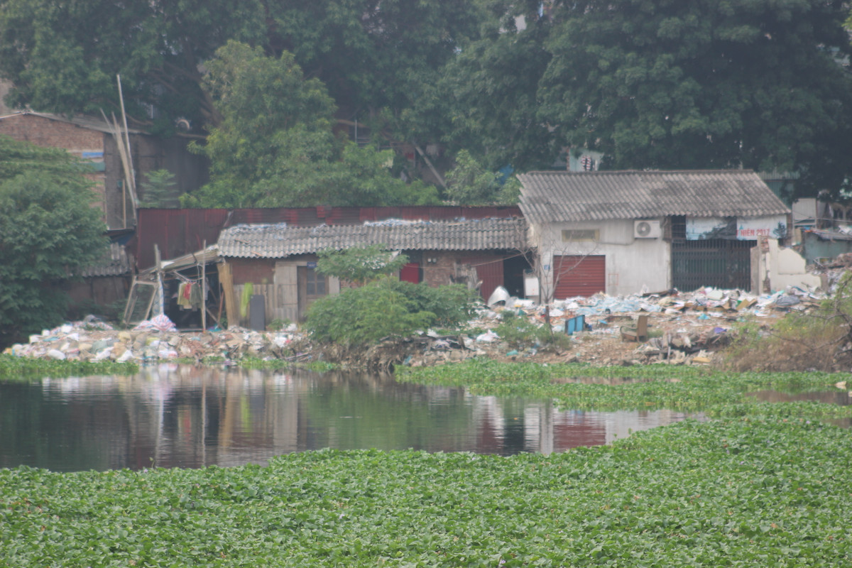Rác thải từ những hộ dân lấn chiếm gây ô nhiễm nặng hồ Linh Quang