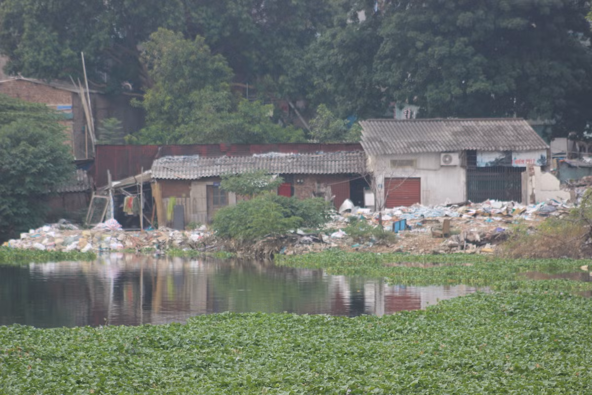 Rác thải từ những hộ dân lấn chiếm gây ô nhiễm nặng hồ Linh Quang
