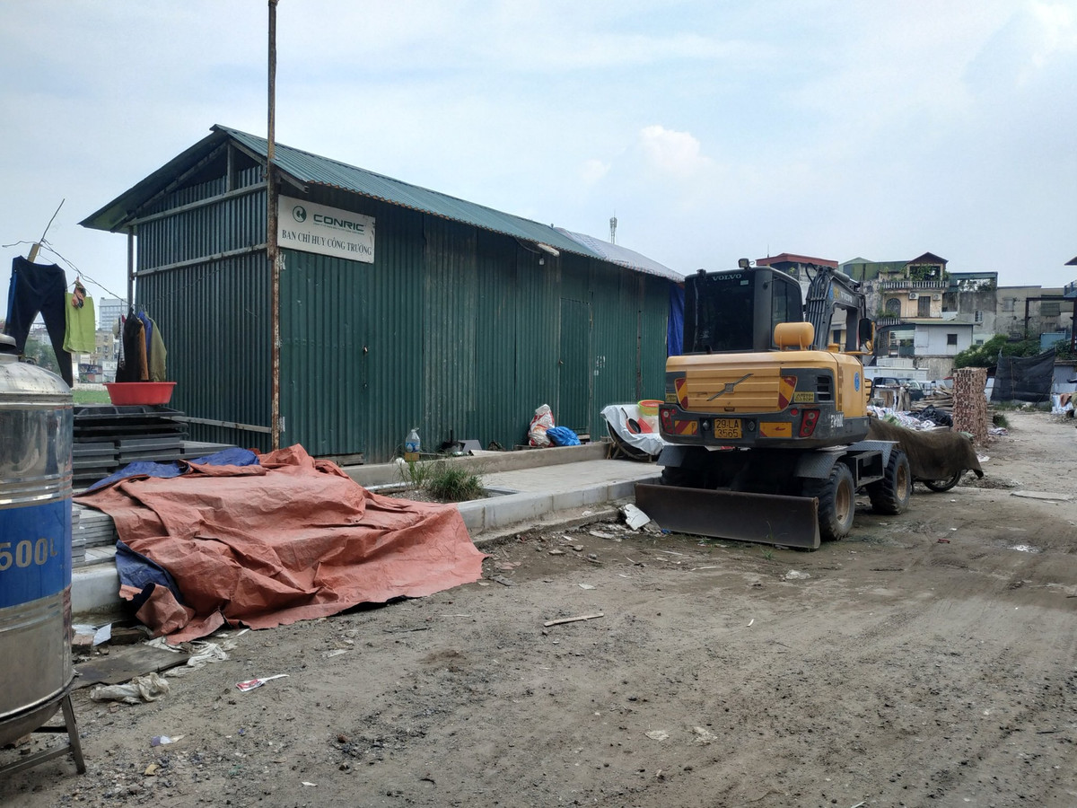 Tuy nhiên, do khó khăn về nguồn vốn và vướng mắc trong việc giải phóng mặt bằng (GPMB) nên dự án bị chậm tiến độ gây ô nhiễm và ảnh hưởng đến đời sống, sinh hoạt của các hộ dân xung quanh.