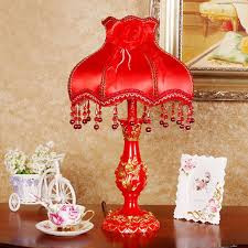 Trong văn phòng làm việc: Một ngọn đèn đỏ ở hướng Nam trong phòng làm việc sẽ là sắp đặt tuyệt vời để giúp bạn thăng tiến. Ngoài ra nếu bạn trồng được một cây xanh thì rất tốt, vì mộc và hỏa tương thích lẫn nhau. 