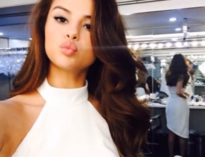 Selena Gomez xuat hien o san bay voi bo dang xau xi-Hinh-5