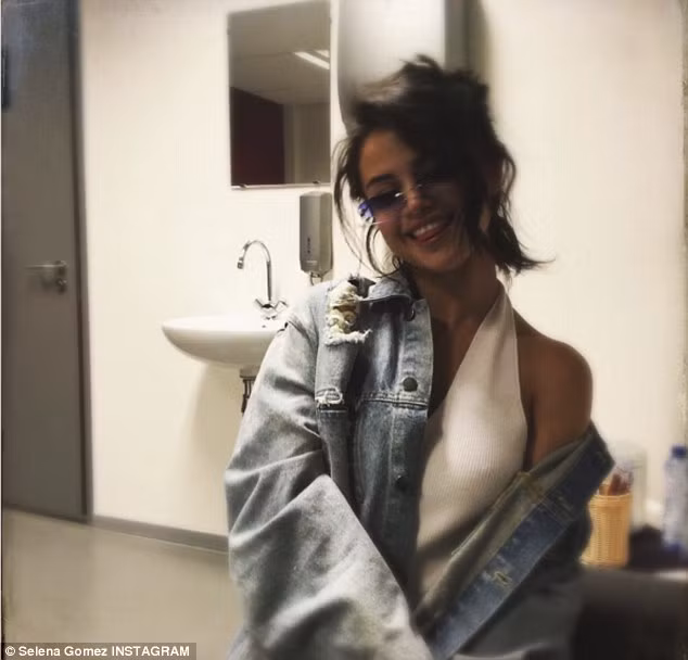 Selena Gomez xuat hien o san bay voi bo dang xau xi-Hinh-4