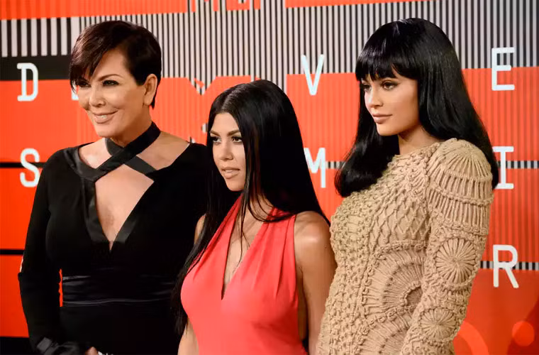 Đứng cạnh mẹ và chị gái cả Kourtney Kardashian trong một sự kiện, Kylie Jenner bị chê là già như mẹ Kourtney với kiểu trang điểm và trang phục như thế này.