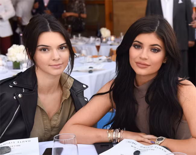 So với chị gái Kendall Jenner hơn cô 2 tuổi, Kylie lúc nào cũng già hơn chị rất nhiều.