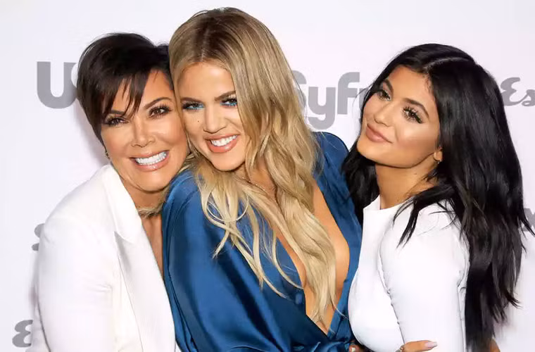 Trong bức ảnh này bà Kris còn được khen là trẻ hơn cả hai con gái Khloe và Kylie.