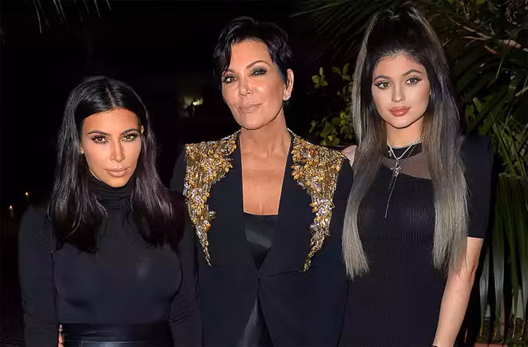 Thói quen trang điểm đậm, đặc biệt nhấn vào đôi môi khiến ngôi sao truyền hình thực tế Kylie Jenner bị già đi nhiều tuổi so với tuổi 19 của mình.