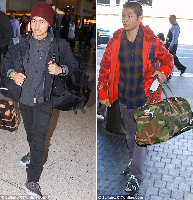 So với anh cả Maddox, 15 tuổi, Pax Thiên lớn bổng trông thấy và đã to lớn bằng anh. (Ảnh: X17online)