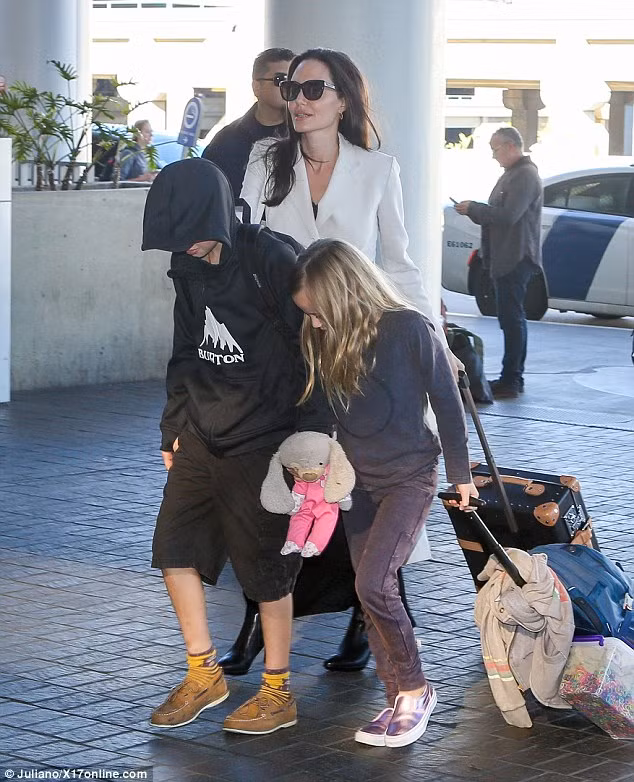 Hai con gái đẻ của Jolie, Shiloh và Viviene cũng lớn rất nhanh. (Ảnh: X17online)