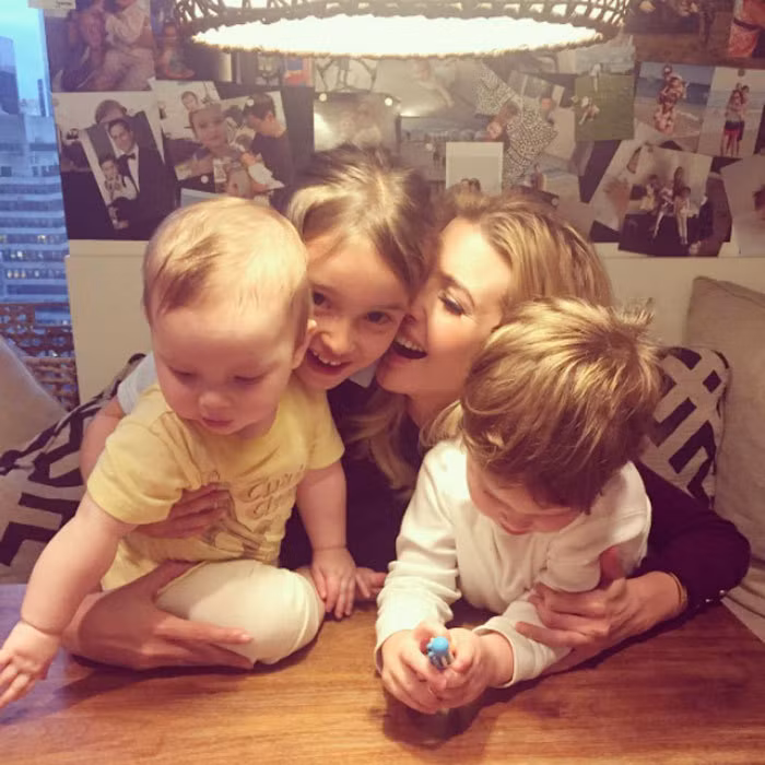 Giây phút đoàn viên hạnh phúc của Ivanka với ba con sau chuyến đi công tác. “Chỉ có nhà mình là nhất! Không gì vui thích hơn được trở về nhà với 3 thiên thần bé bỏng”, cô viết trên Instagram. (Ảnh: Instagram)