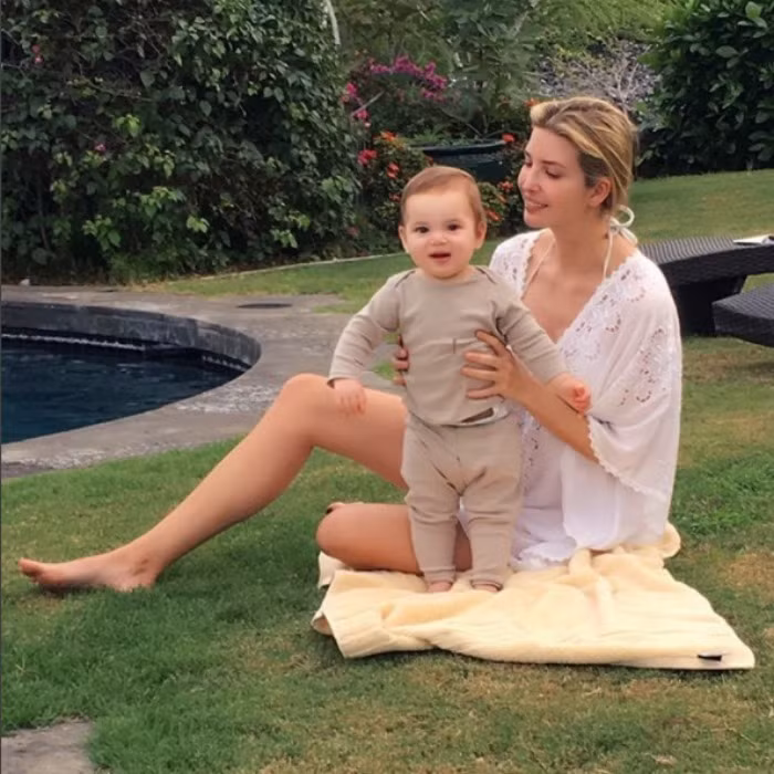 Ivanka cùng con trai út tắm nắng trong chuyến du lịch Hawaii. (Ảnh: Instagram)