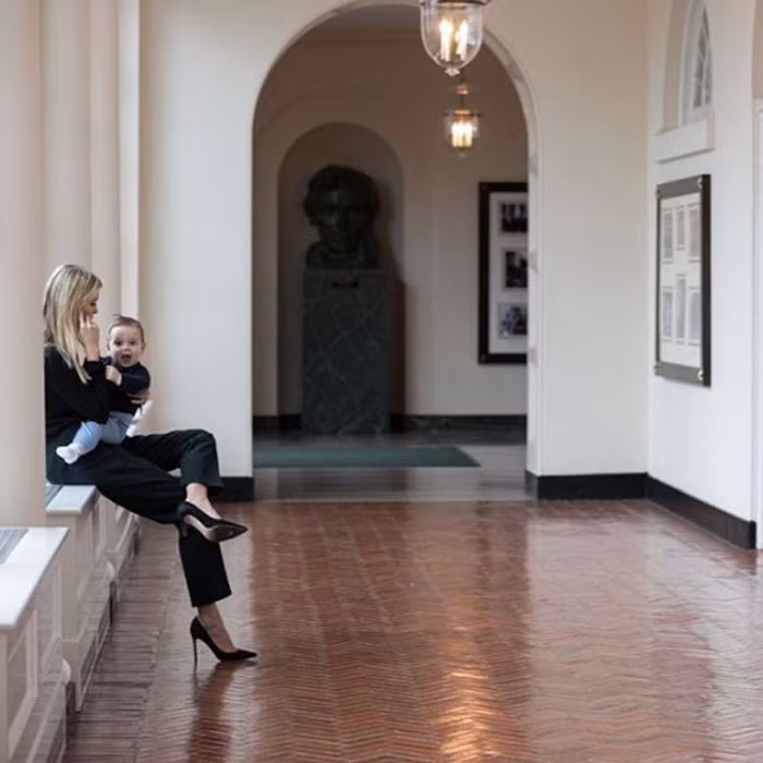 Đệ nhất ái nữ Ivanka Trump tay bế con trai, tay cầm điện thoại giải quyết công việc trong Nhà Trắng. (Ảnh: Instagram)