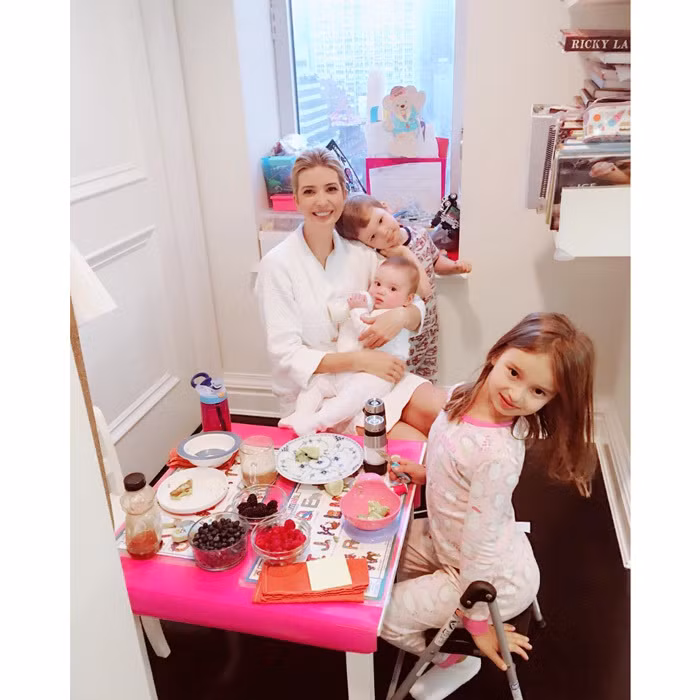 Dù bận bịu tới cỡ nào nhưng Ivanka vẫn muốn tự tay chăm sóc cho ba con. Trong ảnh là cảnh con gái yêu của Tổng thống Mỹ Donald Trump đang cho ba con ăn sáng. (Ảnh: Instagram)
