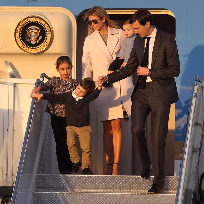 Gia đình nhỏ của Ivanka Trump bước xuống từ chiếc Air Force One sau khi cha cô chính thức trở thành Tổng thống Mỹ thứ 45. (Ảnh: Getty Images)