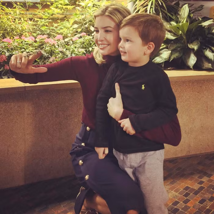 Ivanka luôn tranh thủ dành mọi thời gian rảnh cho con. Cô đưa hai con lớn đi thăm Bảo tàng Lịch sử Tự nhiên Quốc gia. (Ảnh: Instagram)