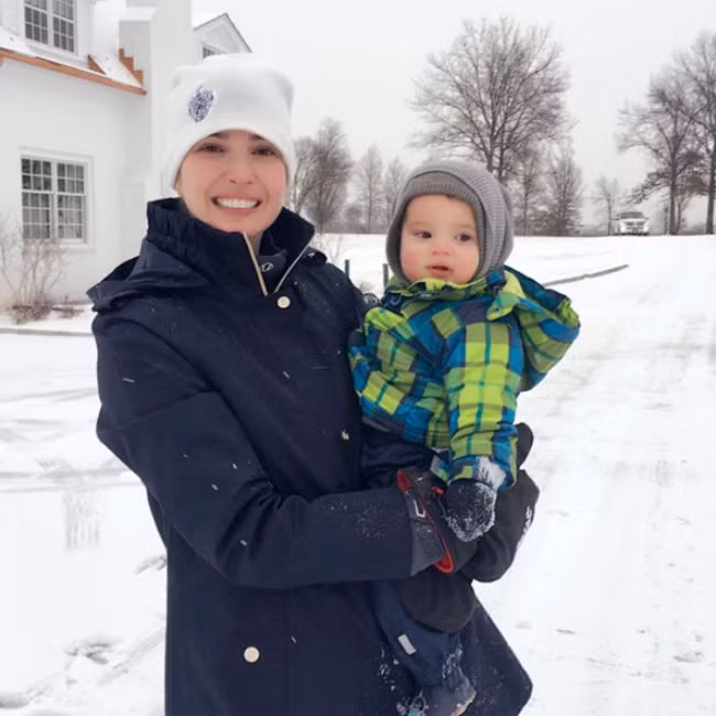 Ivanka Trump cùng con trai út Theodore chụp ảnh dưới tuyết. (Ảnh: Instagram)