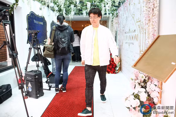 Trả lời phỏng vấn báo chí ông Đới cho rằng ông sẵn sàng tặng vợ cũ chiếc xe Porsche nhưng Helen Thanh Đào từ chối. Lời nói này khác với những gì ông tuyên bố hồi tháng 1/2017 rằng sẽ không cho Thanh Đào một xu nếu ly hôn. (Ảnh: ETtoday)