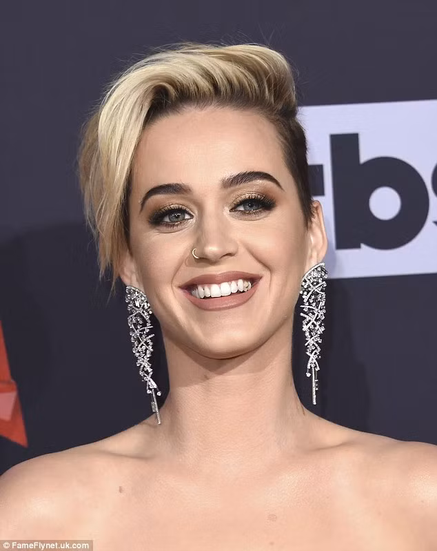 Katy Perry bi soi chan to ke toc sau chia tay Orlando Bloom