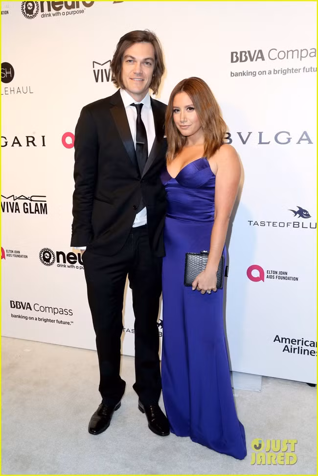 Mặc chiếc váy vải phi bóng màu xanh đi dự tiệc Oscar do Elton John tổ chức, ngôi sao Hollywood Ashley Tisdale đã phải hứng chịu nhiều lời chê bai và thậm chí có người còn tưởng cô đang mang thai vì vòng hai quá to. (Ảnh: Just Jared)