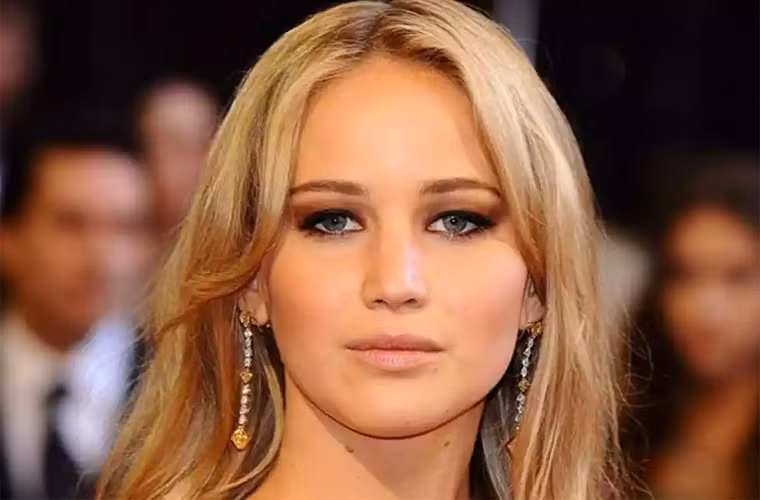 Kể từ khi bước chân vào làng giải trí, giành giải Oscar Nữ diễn viên chính xuất sắc năm 22 tuổi, Jennifer Lawrence chưa từng dao kéo chỉnh sửa bất kỳ bộ phận nào trên cơ thể. Tuy nhiên ngôi sao Silver Linings Playbook vẫn luôn thu hút nhờ chiều cao 1m75, form dáng chuẩn và khuôn mặt xinh xắn.