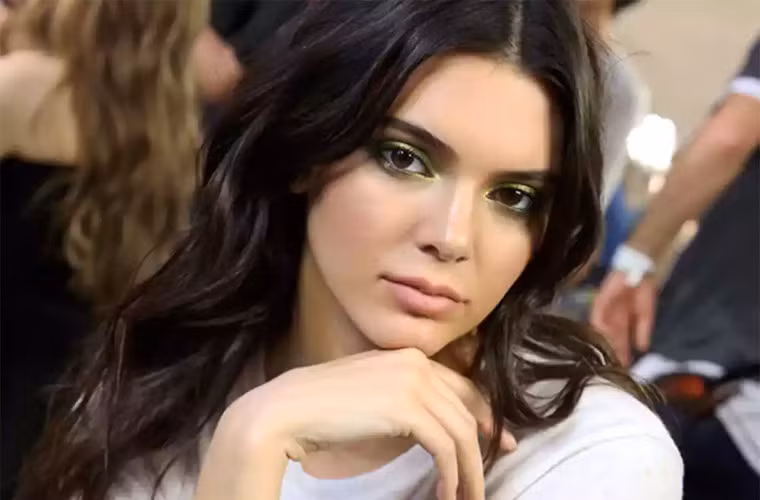 Khuôn mặt xinh xắn nét nào ra nét đó, vóc dáng người mẫu mảnh mai, Kendall Jenner tự tin với vẻ đẹp tự nhiên của mình để tỏa sáng ở các sàn diễn khắp nơi trên thế giới.