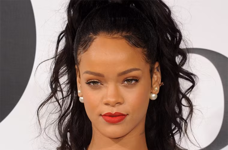 Mọi nét mặt, thân hình của Rihanna từ khi cô bước chân vào làng giải trí cho tới giờ vẫn giữ nguyên không thay đổi bởi Riri rất tự tin vào vẻ đẹp khỏe khoắn, có phần hoang dại cha sinh mẹ đẻ của mình.