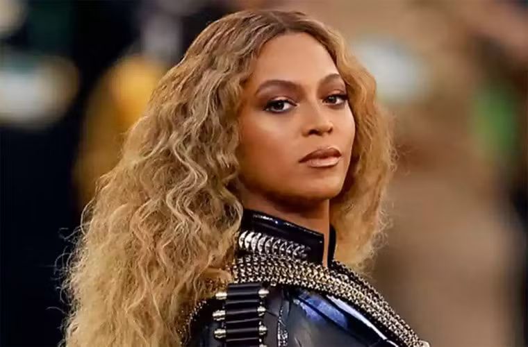 Beyonce cũng là một trong những ngôi sao Hollywood không phẫu thuật thẩm mỹ. Nữ ca sĩ giữ nguyên vẻ đẹp tự nhiên từ lúc chưa nổi tiếng tới khi trở thành một siêu sao ca nhạc như bây giờ.