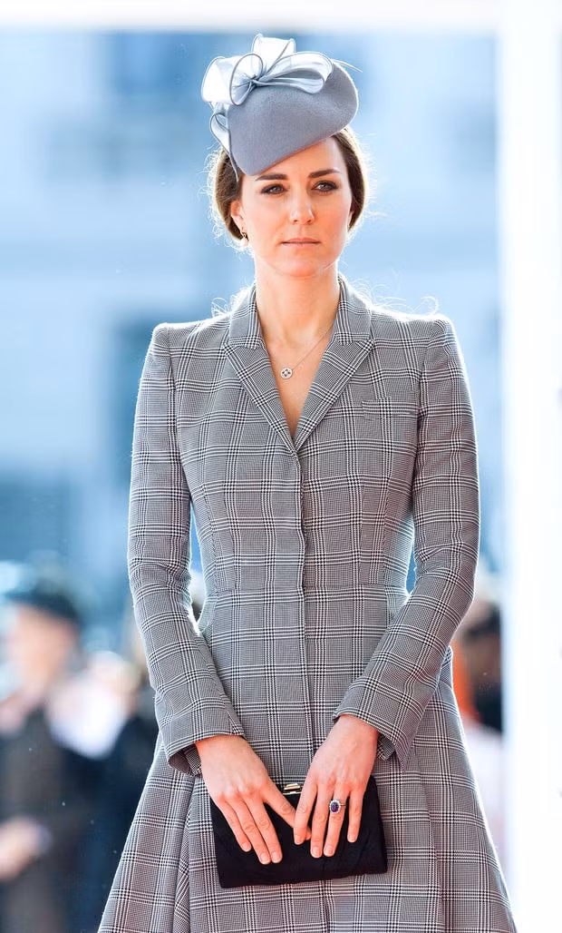 Nữ công tước xứ Cambridge lần đầu tiên xuất hiện kể từ khi tuyên bố mang thai lần hai vào tháng 10/2014. Trông cô khá mệt mỏi vì ốm nghén. (Ảnh: Rex)