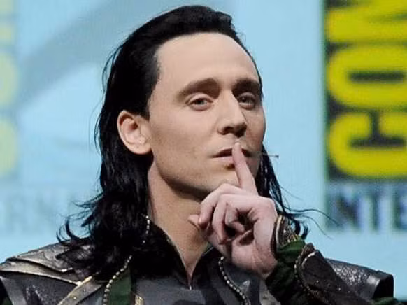 Tom Hiddleston bắt đầu sự nghiệp diễn xuất từ năm 2001 nhưng phải tới khi vào vai Loki trong loạt phim Marvel, Thor (2011), The Avengers (2012) và Thor: The Dark World (2013), anh mới thực sự nổi tiếng. (Ảnh: Bleeding Cool)
