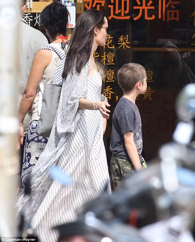 Angelina Jolie cung cac con dao pho tren xe tuk tuk o Cambodia-Hinh-6