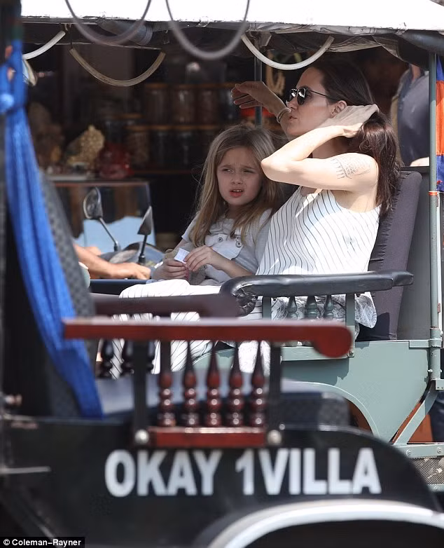 Angelina Jolie cung cac con dao pho tren xe tuk tuk o Cambodia