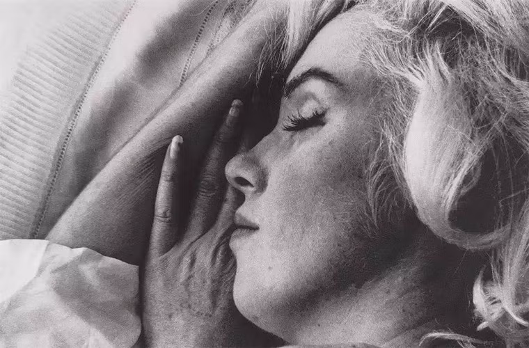 Nhiều người ví Marilyn Monroe như công chúa ngủ trong rừng khi xem bức ảnh này của cô.