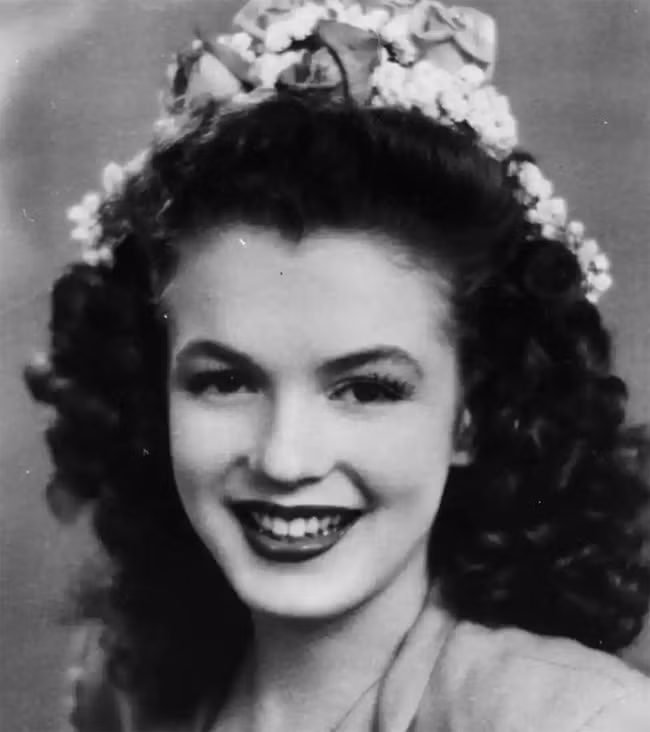 Mọi người quen với hình ảnh Marilyn Monroe tóc vàng, tuy nhiên năm 15 tuổi, cô từng thử nhuộm tóc đen.