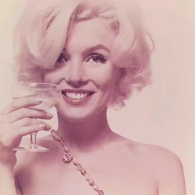 Chỉ sáu tuần sau khi chụp bức ảnh này, Marilyn Monroe được phát hiện chết trong nhà vì dùng thuốc quá liều. Nhìn bức ảnh này ai cũng thấy Marilyn thật vui vẻ, tràn đầy sức sống, nhưng thực tế cô đã bị trầm cảm từ rất lâu trước đó, thậm chí còn phải điều trị trong khoa tâm thần và từng có ý định tự tử. Bức ảnh này chụp ở khách sạn Bel Air, Los Angeles và được nhiếp ảnh gia Bert Stern đặt tên là The Last Sitting. Theo những người làm dịch vụ lễ tang, khi khâm liệm, Marilyn Monroe trông không hề giống với những hình ảnh mà mọi người thường nhìn thấy cô bởi toàn bộ khuôn mặt của cô toàn vết sưng tấy, tím bầm.