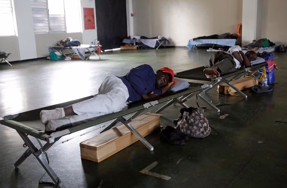 Người dân tại nơi tránh bão.